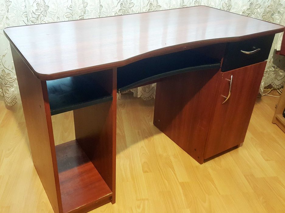 Vând masă de birou de calitate superioară