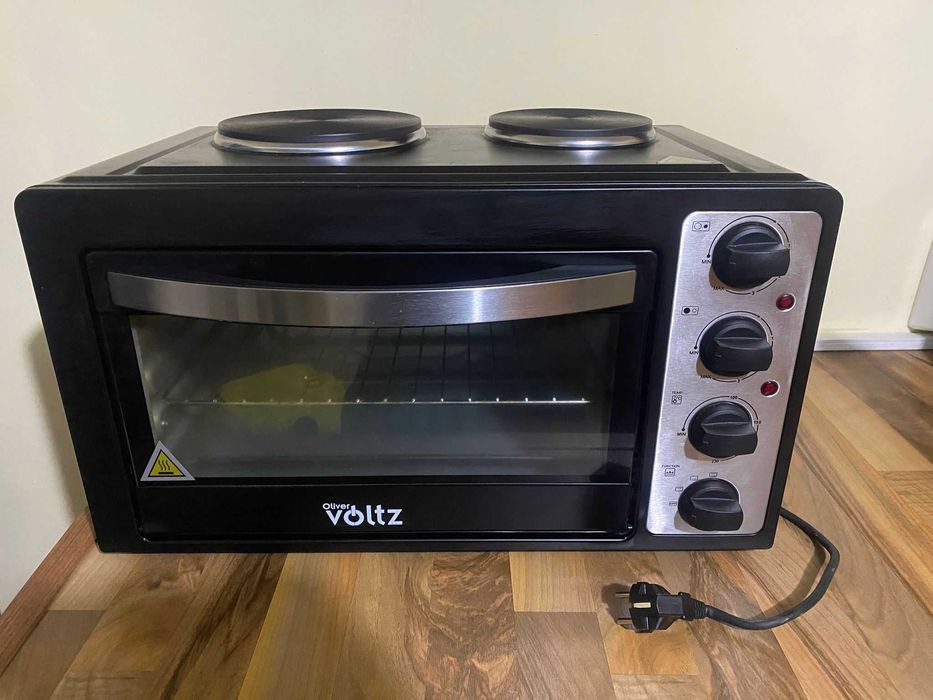 Електрическа фурна Voltz с котлони – практична и компактна!