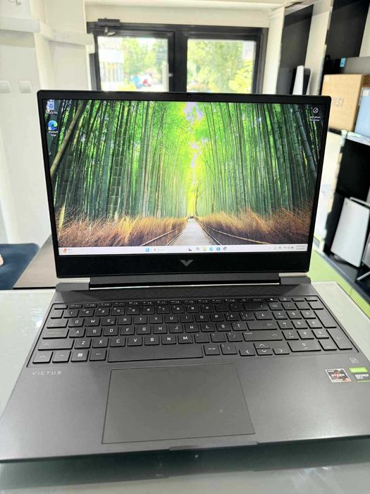 Laptop HP Victus AMD Ryzen 5 5600H  GTX 1650 4GB VRAM 8GB RAM 256SSD