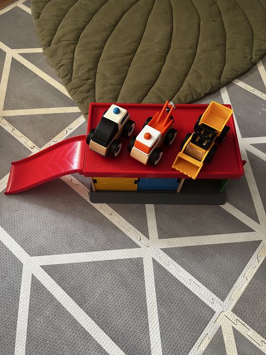 Икеа детски дървен паркинг + 3 превозни средства