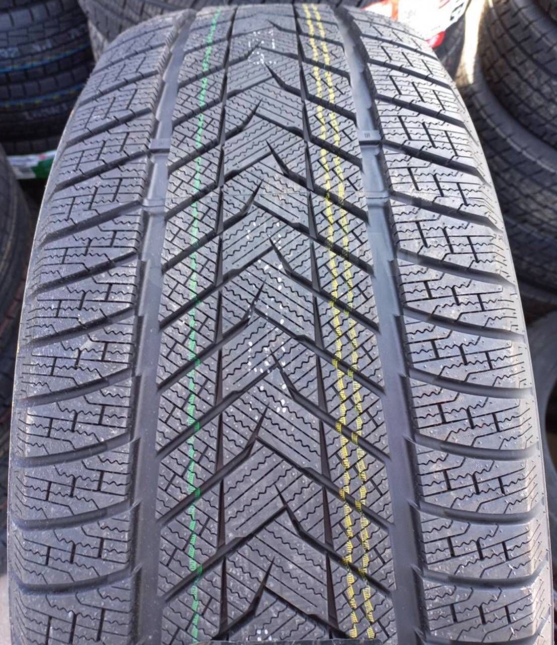 Нови зимни гуми ARIVO 275/40 R22 107H XL ДОТ23 борд