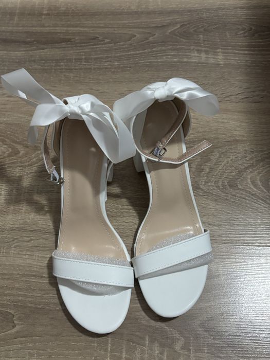 Pantofi cu toc tip sandale albe cu funda