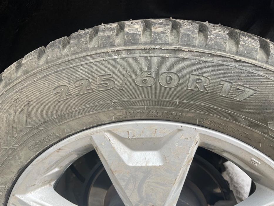 Продам зимнию шипованную резину Nokian