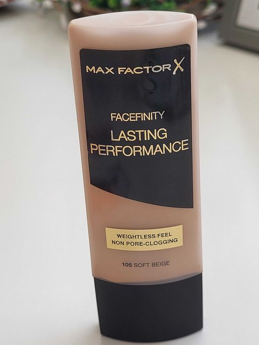 Fond de ten Max Factor Facefinity Lasting Performance, 105 Soft beige