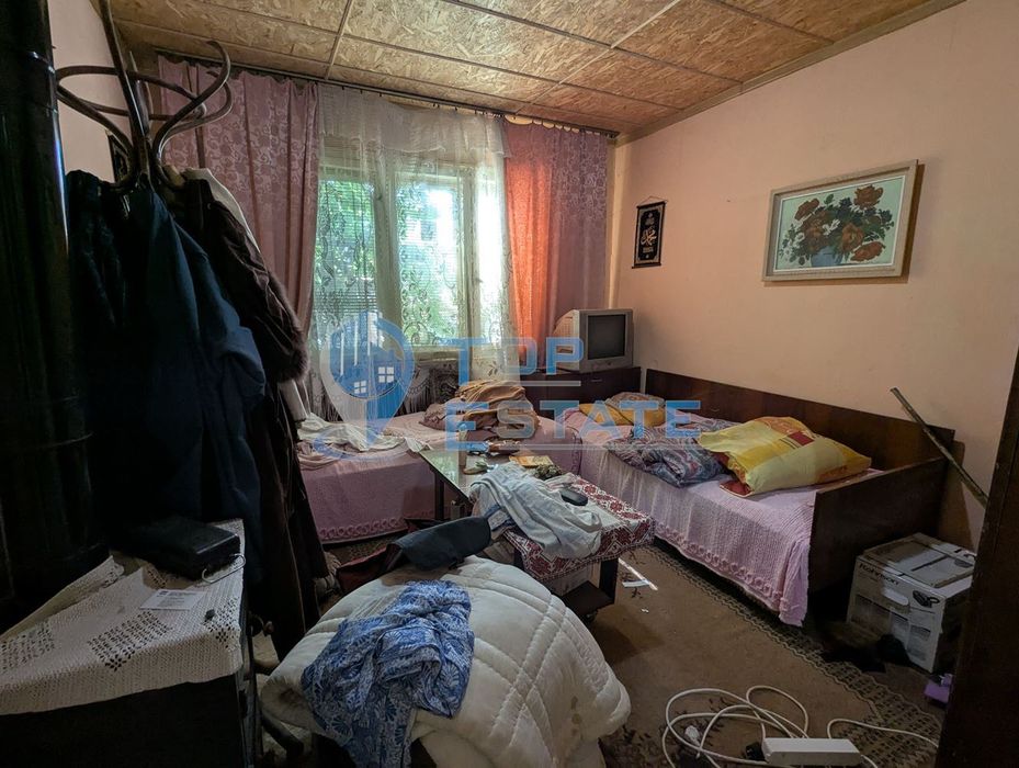 Тухлена къща на тиха и спокойна улица в село Поликраище
