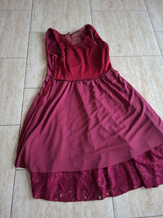 Vind rochiță mărimea 50.