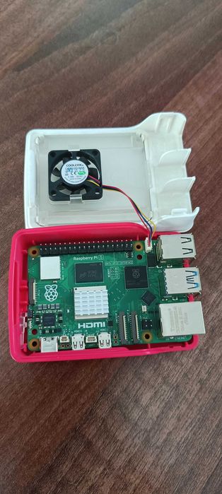 Raspberry Pi 5 8GB cu carcasa, ventilator activ, alimentator USB-C