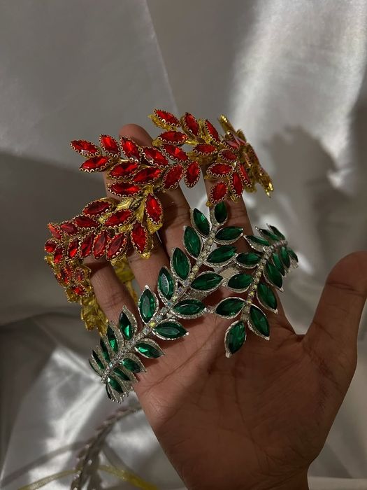 Янги абадоклар сотувда