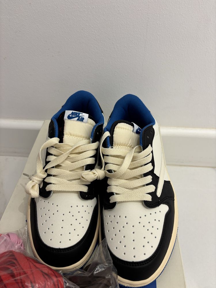Jordan 1 low Travis Scott
