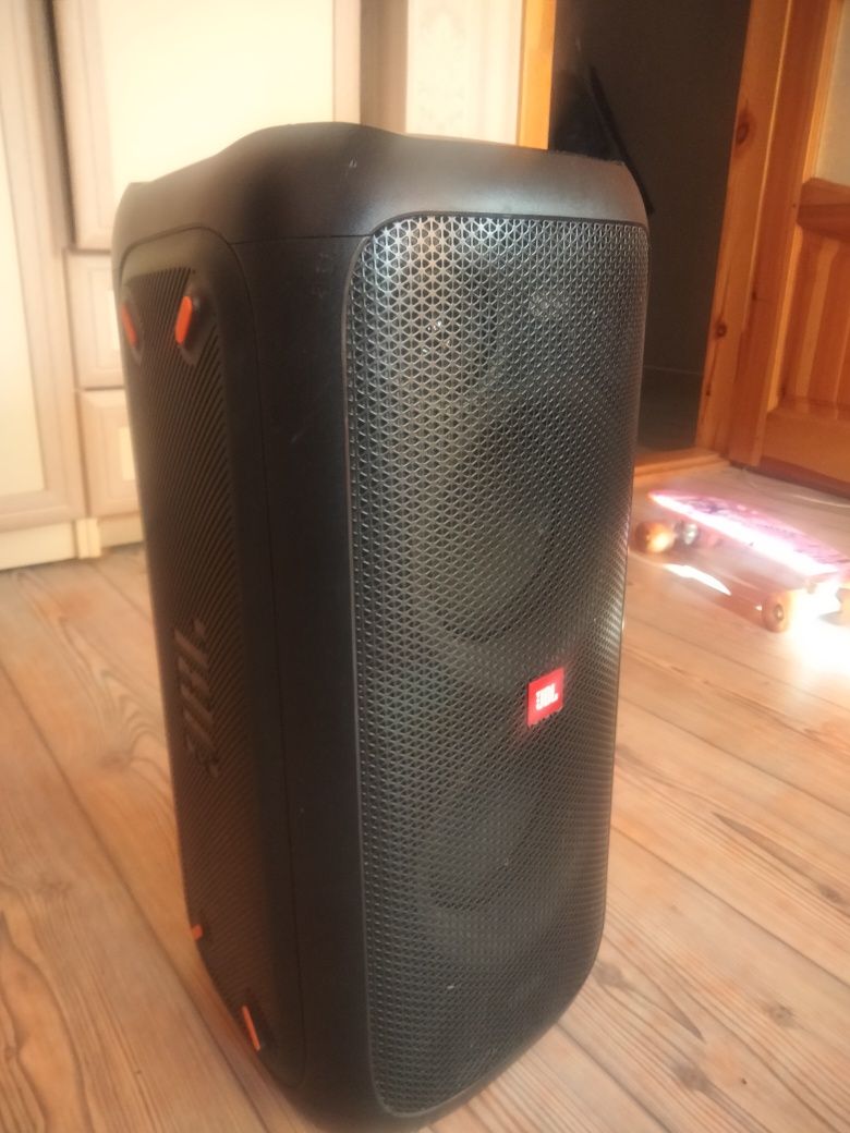 Продам портативную колонку JBL Partybox 100