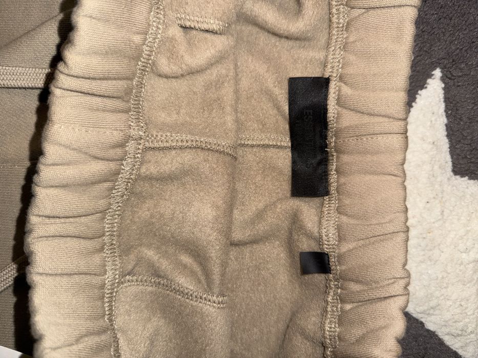 pantaloni essentials foG desert sand