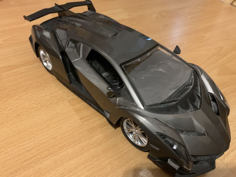 Masina Lamborghini neagra cu pedala