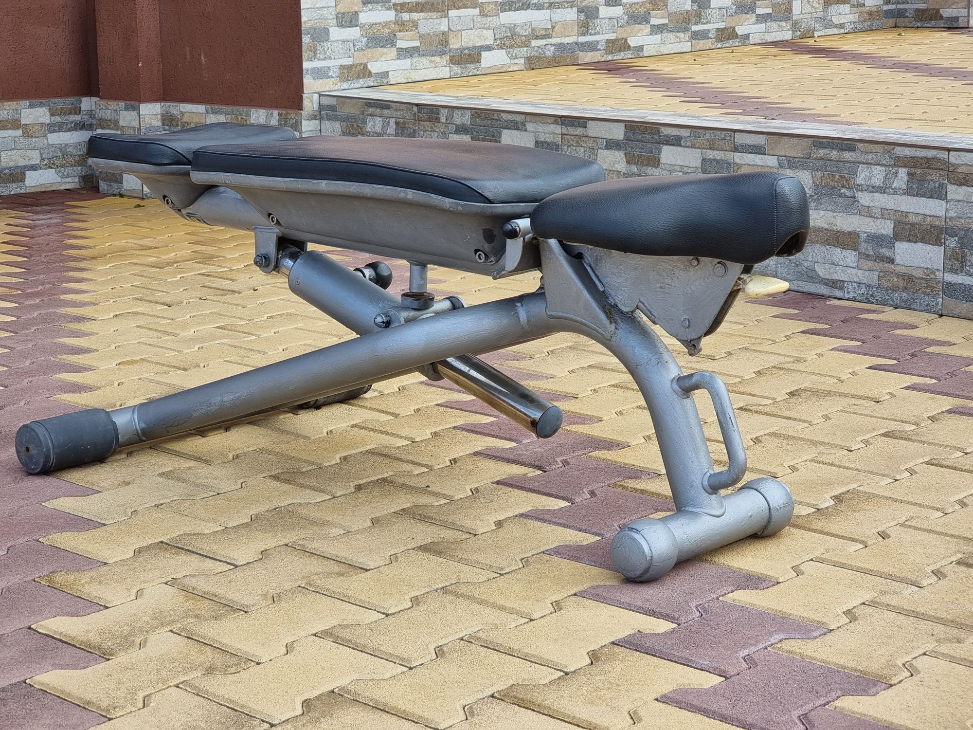 Регулируема лежанка Technogym Element+ Series
