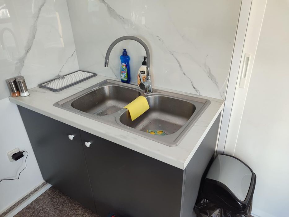 Мивка с шкаф и смесител