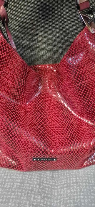 Продавам червена дамска чанта.