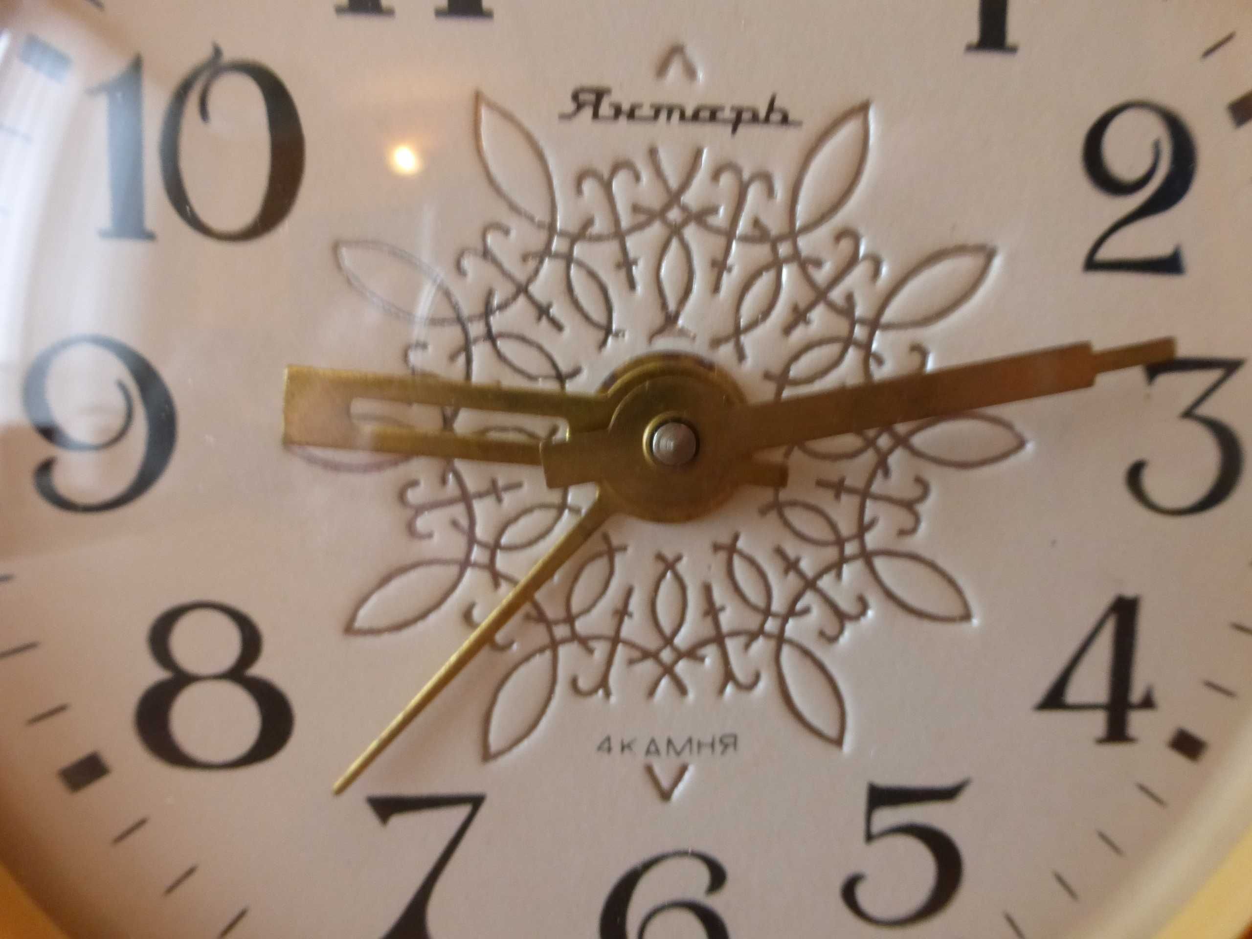 Руски будилник Янтар часовник