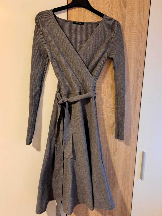 Рокля с връзващ се колан в сиво