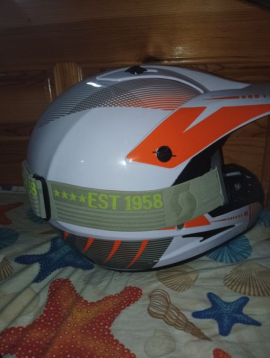Каска за мотор чисто нова е не е носена и един път