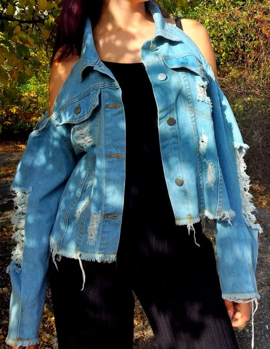 Уникална накъсана риза с голи раменета .Универсален размер 39лв