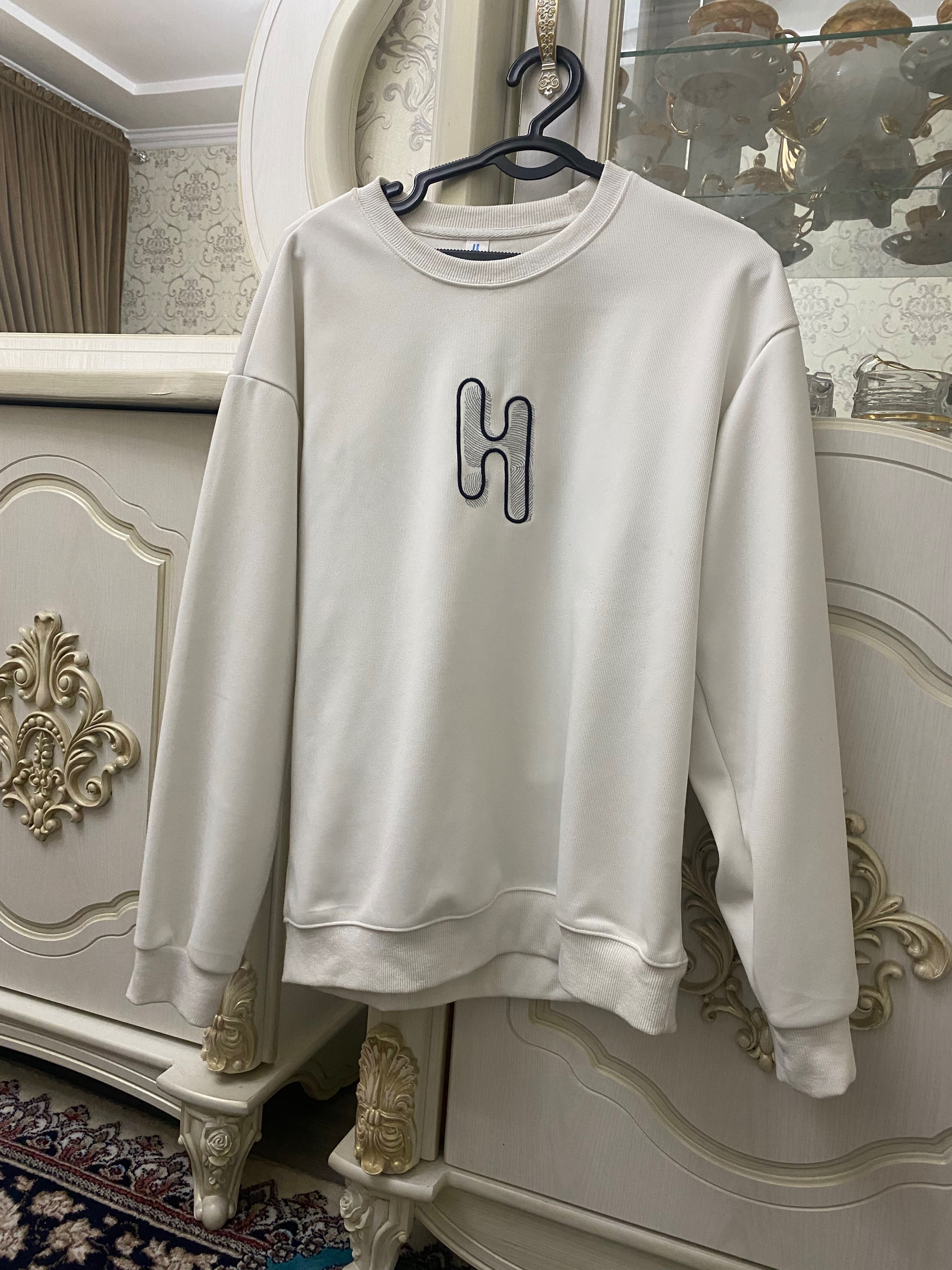 Продается белый свитер