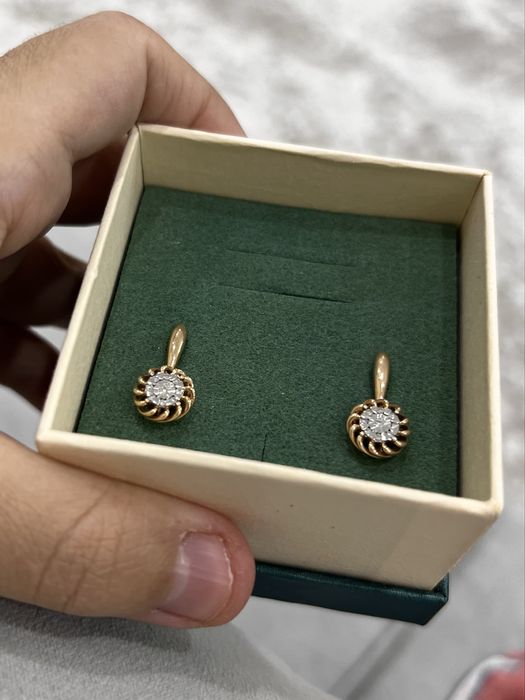 Продам золотые серьги с бриллиантом