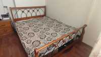 Кровать металлическая с деревянной облицовкой