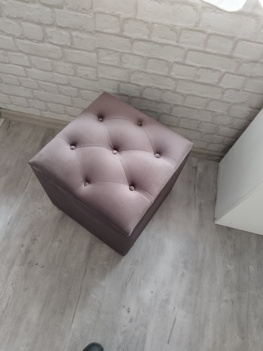 Vând taburet ( taburel)din catifea gri inchis cu spatiu pentru depozit