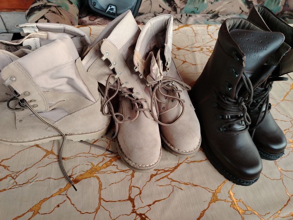 Vând bocanci militari