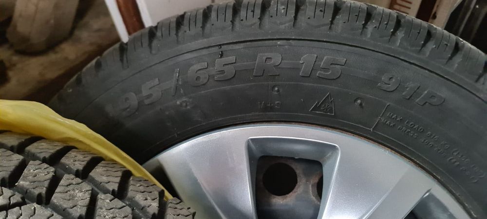 4 anvelope de iarnă , jante +capace VW 5*112