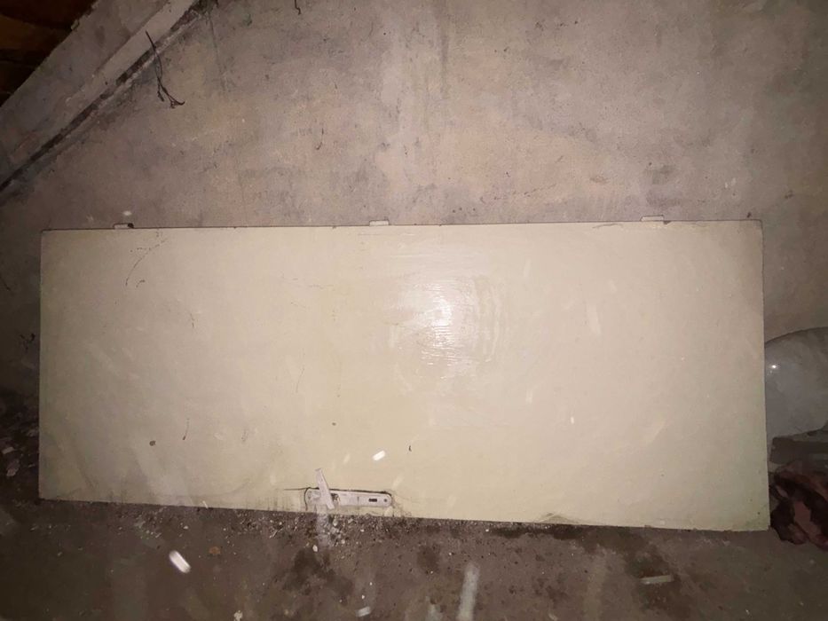 Продавам масивна вътрешна врата