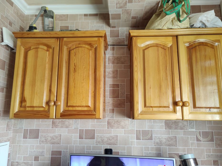 Деревянный письменный стол с двумя навесными ящиками