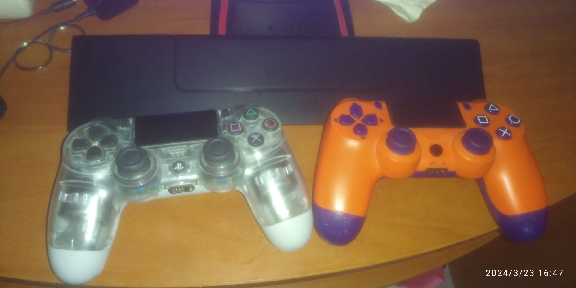 Vând ps4 pro cu 2 controllere