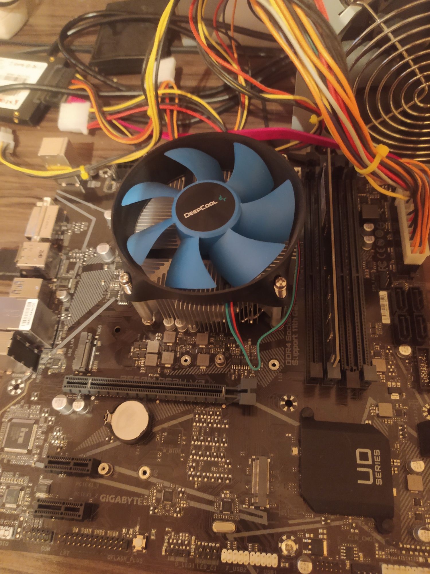 Игровой core i3 10105 /8.озу/ssd128/hdd 1 TB/rx 570 4 gb