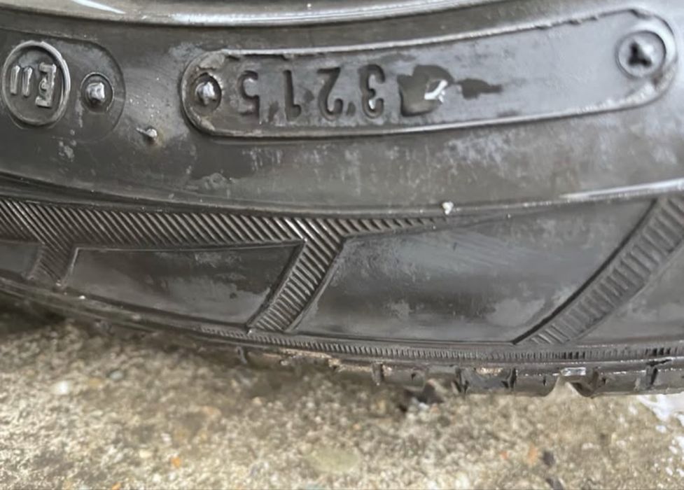 Vand cauciucuri de iarna 205/55/16 impreuna cu jenti,capace VW