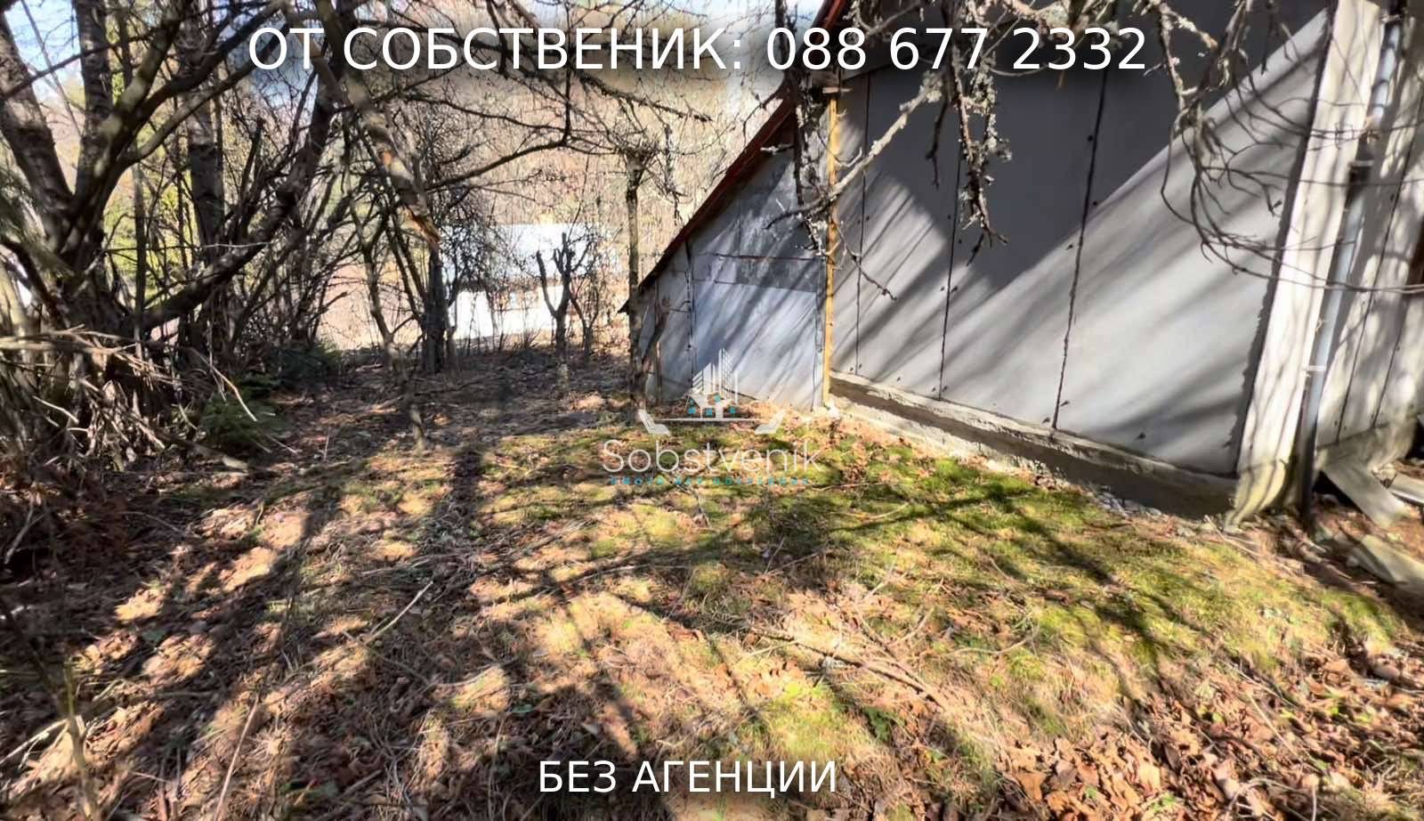 Имот с малка сграда в хижа Равнища, местност Котлина, над с. Дедево