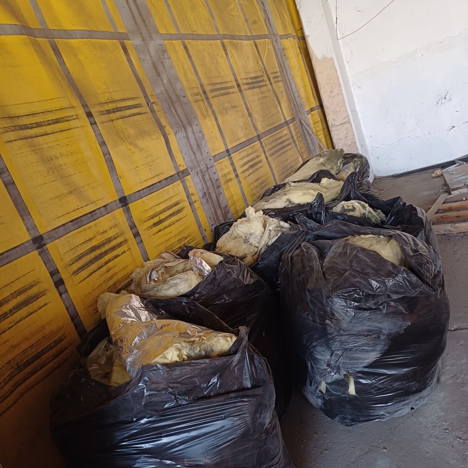 Vând vată minerală ce se vede în poză
