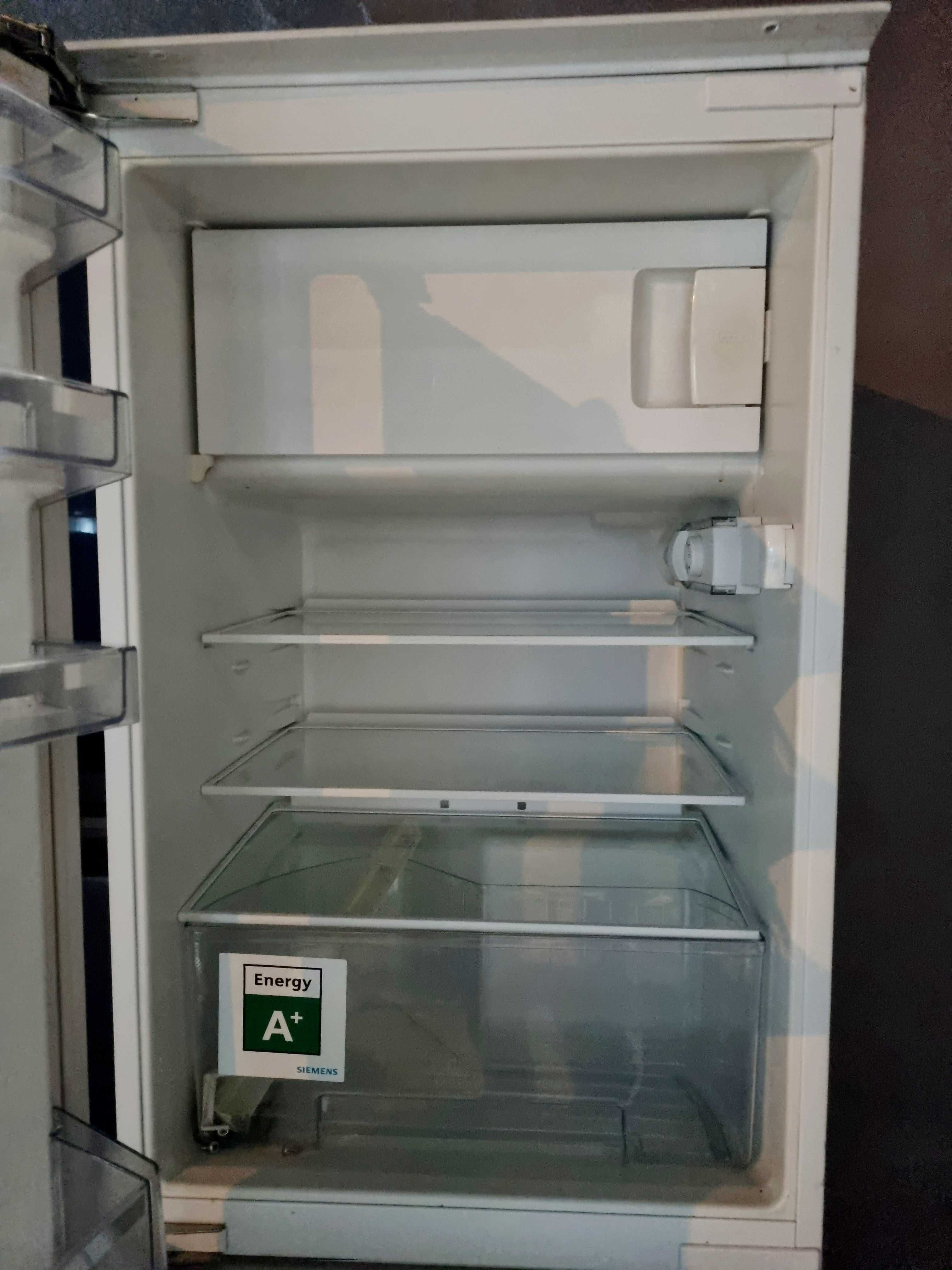 Vând un frigider SIEMENS în stare bună adusă recent din Olanda