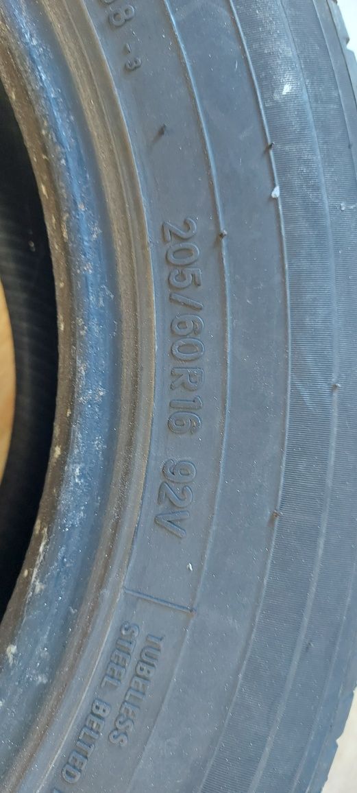 Vand anvelope de vara 205/60 R 16 în stare buna