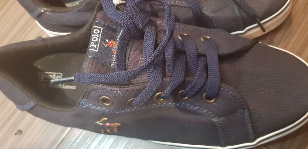 Tenisi polo         .