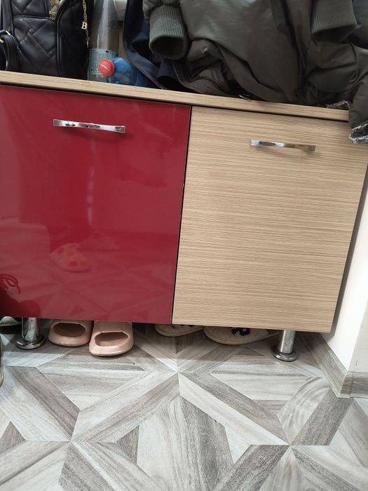Vând comoda cu 3 sertare și dulăpior pantofi