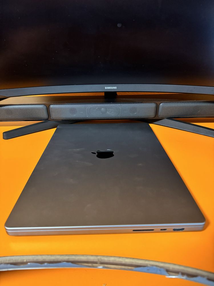 Macbook Pro cu M1 pro 16 gb RAM 512gb stocare