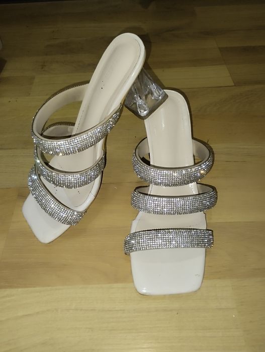 Yozgi chiroyli poshnali oyoq kiyim