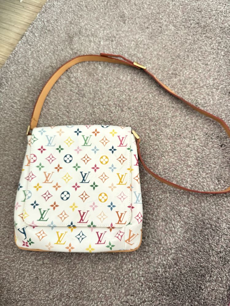 Чанта Louis Vuitton и Чанта VALENTINO