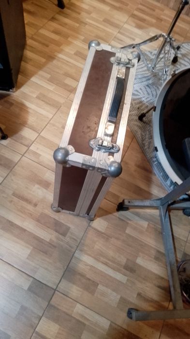 Vând case pentru instrument
