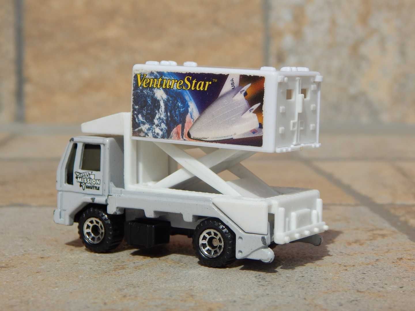 Macheta camion misiune spatiala Ford Cargo Scissors Truck Matchbox
