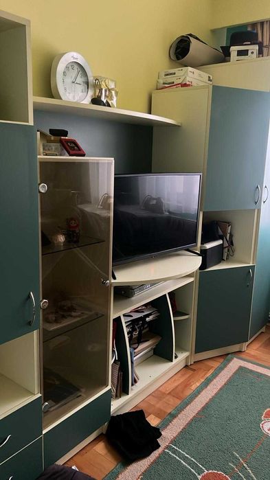 Mobila tineret care contine o vitrina, birou, pat si raft