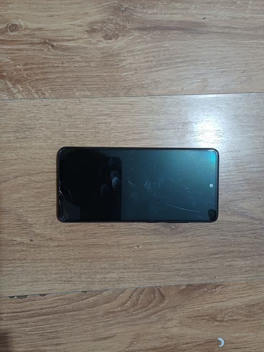 Samsung Galaxy A52 4G SM-A525F cu displayul spart
Vibreaza, dar nu se