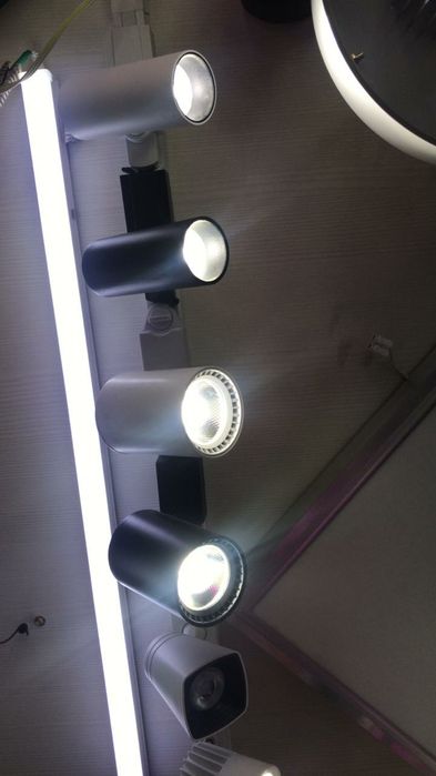 Трековое освещение на шино-проводе, для бутиков, офиса и дома.