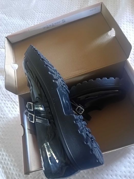 Нови черни обувки, изкуствен лак, 41 номер