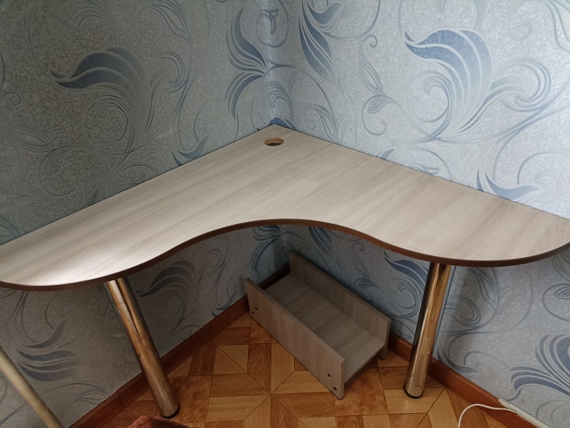 Угловой стол из МДФ + подставка для корпуса ПК